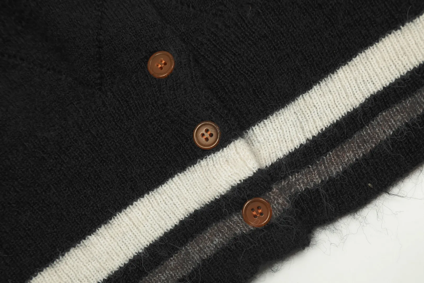 VIVI126 vivienne west wood 24 new style hollow pattern inscribed pattern heavy industry design knitted cardigan. The hollow pattern is Saturn, very special. Queen Mother of the West Vivian heavy industry show limited cardigan knitted sweater wool 2024 autumn latest style Size: S -M- L Color: white black